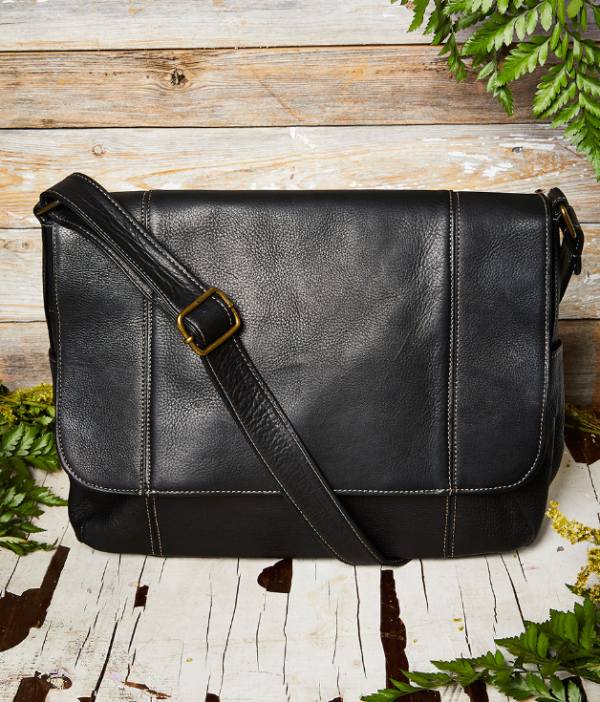 Tas messenger kulit hitam dengan detail jahitan kontras